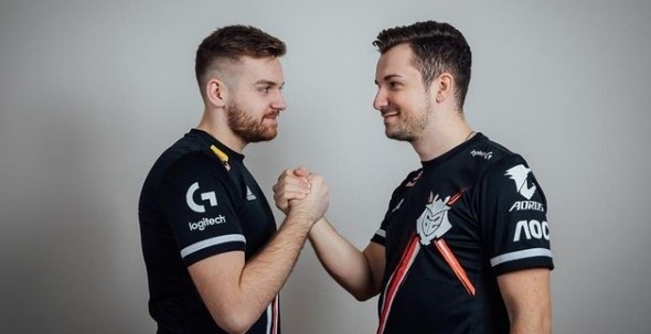 用两块方砖 用两块方砖